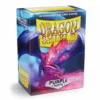 Dragon Shield – Standard Size Matte Sleeves Purple – 100 Sleeves Bescherm je kaarten met Dragon Shield Matte Sleeves. Deze stevige sleeves combineren betrouwbare bescherming met een matte paarse achterkant, ideaal voor zowel casual als competitief gebruik. De sleeves hebben een standaardformaat van 63 x 88 mm en zijn PVC-vrij. Ze zijn geschikt voor populaire Trading Card Games zoals Magic: The Gathering, Pokémon TCG en Lord of the Rings TCG. Iedere box bevat 100 sleeves en is voorzien van een printed label waarop je eenvoudig de naam van je favoriete deck kunt noteren. SPECIFICATIES Merk: Dragon Shield Serie: Matte Formaat: Standard Size – 63 x 88 mm Inhoud: 100 sleeves Kleur: Paars Matte achterkant PVC-vrij Geschikt voor Magic: The Gathering, Pokémon TCG, Lord of the Rings TCG en andere Standard Size kaartspellen Inclusief printed label voor het labelen van je deck Geschikt voor spelen, vervoeren en bewaren
