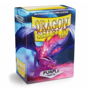 Dragon Shield – Standard Size Matte Sleeves Purple – 100 Sleeves Bescherm je kaarten met Dragon Shield Matte Sleeves. Deze stevige sleeves combineren betrouwbare bescherming met een matte paarse achterkant, ideaal voor zowel casual als competitief gebruik. De sleeves hebben een standaardformaat van 63 x 88 mm en zijn PVC-vrij. Ze zijn geschikt voor populaire Trading Card Games zoals Magic: The Gathering, Pokémon TCG en Lord of the Rings TCG. Iedere box bevat 100 sleeves en is voorzien van een printed label waarop je eenvoudig de naam van je favoriete deck kunt noteren. SPECIFICATIES Merk: Dragon Shield Serie: Matte Formaat: Standard Size – 63 x 88 mm Inhoud: 100 sleeves Kleur: Paars Matte achterkant PVC-vrij Geschikt voor Magic: The Gathering, Pokémon TCG, Lord of the Rings TCG en andere Standard Size kaartspellen Inclusief printed label voor het labelen van je deck Geschikt voor spelen, vervoeren en bewaren
