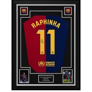 Raphinha – Gesigneerd FC Barcelona Shirt | Professioneel Ingelijst & Gecertificeerd Een exclusief verzamelstuk van één van de smaakmakers van het moderne FC Barcelona: Raphinha. Dit FC Barcelona-shirt is persoonlijk gesigneerd door Raphinha en professioneel verwerkt in een luxe memorabilia-display. Een premium collectors item dat de creativiteit, snelheid en aanvallende flair van de Braziliaanse international perfect weerspiegelt. Een moderne Barça-ster Sinds zijn komst naar FC Barcelona heeft Raphinha zich ontwikkeld tot een belangrijke kracht binnen het elftal. Met zijn explosieve acties, technische vaardigheden en beslissende doelpunten is hij uitgegroeid tot één van de publieksfavorieten in het iconische blaugrana-shirt. Zijn combinatie van Braziliaanse flair, werklust en aanvallende dreiging maakt hem tot een speler die wedstrijden kan beslissen en een waardevolle rol speelt binnen het moderne Barcelona. Dit gesigneerde FC Barcelona-shirt is een bijzonder eerbetoon aan één van de opvallendste spelers van de huidige generatie. Gesigneerd & gecertificeerd Het shirt is persoonlijk gesigneerd door Raphinha en wordt geleverd met een certificaat van echtheid. Daarnaast is het professioneel ingelijst met hoogwaardige materialen om het shirt optimaal te presenteren én te beschermen. Hierdoor is het direct klaar om een prominente plaats te krijgen in een collectie, kantoor, mancave of andere bijzondere ruimte. Productkenmerken: FC Barcelona voetbalshirt Persoonlijk gesigneerd door Raphinha Inclusief certificaat van echtheid Professioneel en luxe ingelijst Premium voetbalmemorabilia Exclusief display- en verzamelobject Direct klaar om tentoongesteld te worden Een premium collectors item Gesigneerde memorabilia van Raphinha zijn een prachtige toevoeging aan iedere moderne voetbalcollectie. Dit professioneel ingelijste FC Barcelona-shirt combineert authenticiteit, exclusiviteit en een luxe presentatie in één indrukwekkend display. Een premium verzamelstuk voor liefhebbers van Raphinha, FC Barcelona en exclusieve voetbalmemorabilia. Braziliaanse flair. Barça-klasse. Een exclusief verzamelobject voor de echte voetballiefhebber.