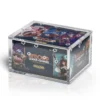 Premium Acrylic Case – Riftbound Booster Box Bescherm en presenteer jouw sealed Riftbound Booster Box met deze hoogwaardige Premium Acrylic Case. De case is speciaal ontworpen om jouw booster box optimaal te beschermen tegen stof, krassen en dagelijkse slijtage, terwijl de originele verpakking volledig zichtbaar blijft. Riftbound is een van de nieuwste Trading Card Games en heeft zich in korte tijd ontwikkeld tot een veelbelovende titel onder verzamelaars en spelers. Sealed boosterboxen zijn daarom een waardevolle toevoeging aan iedere collectie. Met deze Premium Acrylic Case blijft jouw Riftbound Booster Box veilig opgeborgen én krijgt deze een luxe display-uitstraling. Specificaties Afmetingen: 16,5 × 13 × 9,2 cm Speciaal ontworpen voor een sealed Riftbound Booster Box Kristalhelder premium acryl voor een luxe presentatie UV-bescherming om verkleuring door licht te helpen beperken Voorzien van krachtige Collector Grade N52-magneten voor een veilige en stevige sluiting Let op Je bestelt uitsluitend de Premium Acrylic Case die bij dit product wordt beschreven. Alle afgebeelde producten, zoals boosterboxen en overige verzamelobjecten, dienen uitsluitend ter illustratie om te laten zien hoe de acrylic case gebruikt kan worden. Deze worden niet meegeleverd, tenzij dit uitdrukkelijk in de productomschrijving staat vermeld.