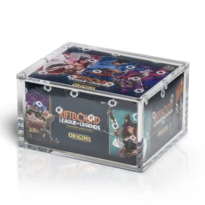 Premium Acrylic Case – Riftbound Booster Box Bescherm en presenteer jouw sealed Riftbound Booster Box met deze hoogwaardige Premium Acrylic Case. De case is speciaal ontworpen om jouw booster box optimaal te beschermen tegen stof, krassen en dagelijkse slijtage, terwijl de originele verpakking volledig zichtbaar blijft. Riftbound is een van de nieuwste Trading Card Games en heeft zich in korte tijd ontwikkeld tot een veelbelovende titel onder verzamelaars en spelers. Sealed boosterboxen zijn daarom een waardevolle toevoeging aan iedere collectie. Met deze Premium Acrylic Case blijft jouw Riftbound Booster Box veilig opgeborgen én krijgt deze een luxe display-uitstraling. Specificaties Afmetingen: 16,5 × 13 × 9,2 cm Speciaal ontworpen voor een sealed Riftbound Booster Box Kristalhelder premium acryl voor een luxe presentatie UV-bescherming om verkleuring door licht te helpen beperken Voorzien van krachtige Collector Grade N52-magneten voor een veilige en stevige sluiting Let op Je bestelt uitsluitend de Premium Acrylic Case die bij dit product wordt beschreven. Alle afgebeelde producten, zoals boosterboxen en overige verzamelobjecten, dienen uitsluitend ter illustratie om te laten zien hoe de acrylic case gebruikt kan worden. Deze worden niet meegeleverd, tenzij dit uitdrukkelijk in de productomschrijving staat vermeld.