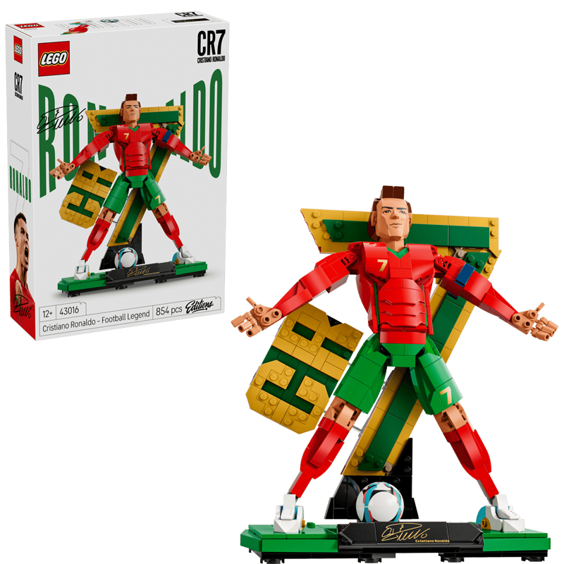 LEGO Editions – Cristiano Ronaldo Voetballegende 43016 Breng een eerbetoon aan een van de grootste voetballers aller tijden met de LEGO Editions Cristiano Ronaldo Voetballegende. Bouw CR7 steen voor steen en kies uit twee iconische poses om Cristiano Ronaldo op jouw favoriete manier te presenteren. Bouw Ronaldo in zijn wereldberoemde 'Siuuu' overwinningspose of kies voor een compleet andere opstelling waarin hij zijn spectaculaire omhaal uitvoert. Zo kun je zelf bepalen welke versie het beste in jouw voetbal- of LEGO-collectie past. De set zit vol herkenbare details rondom Cristiano Ronaldo. Het display bevat een grote CR7-achtergrond, zijn bekende nummer 7, een plaatje bedrukt met zijn handtekening en een speciaal voetbalelement. Na het bouwen vormt het geheel een opvallende blikvanger voor iedere LEGO- en voetballiefhebber. Met 854 onderdelen en een hoogte van ongeveer 25 cm in de overwinningspose is dit een unieke LEGO-set voor iedere fan van Cristiano Ronaldo en de voetbalwereld. Productkenmerken Officiële LEGO Editions Cristiano Ronaldo bouwset Bouw voetballegende Cristiano Ronaldo Keuze uit 2 verschillende displayposes Iconische 'Siuuu' overwinningspose Alternatieve pose met Ronaldo's spectaculaire omhaal Grote CR7 als achtergrond Shirt met het bekende nummer 7 Inclusief plaatje bedrukt met zijn handtekening Inclusief speciaal voetbalelement Ideaal als displaymodel voor iedere LEGO- en voetbalcollectie Ondersteuning via de LEGO Builder app met interactieve 3D-instructies Specificaties LEGO-nummer: 43016 Aantal onderdelen: 854 Afmetingen in overwinningspose: ca. 25 cm hoog × 23 cm breed × 13 cm diep Serie: LEGO Editions