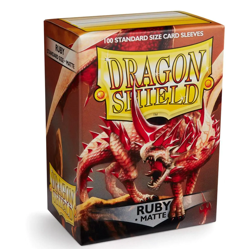 Dragon Shield – Standard Size Matte Sleeves Ruby – 100 Sleeves Geef je deck een premium uitstraling met de Dragon Shield Matte Ruby Sleeves. Deze sleeves hebben een kristalheldere voorkant en een sprankelende robijnrode achterkant, geïnspireerd op de steen van passie. De populaire Matte-serie van Dragon Shield heeft een gestructureerde achterkant voor uitstekende handling en combineert duurzaamheid met soepel schudden van je deck. Hierdoor zijn de sleeves ideaal voor zowel casual als competitief gebruik. De sleeves hebben een standaardformaat van 63 x 88 mm en zijn geschikt voor populaire Trading Card Games zoals Magic: The Gathering, Pokémon TCG en andere kaartspellen met kaarten van standaardformaat. Iedere box bevat 100 sleeves en kan na het sleeven ook worden gebruikt om je deck in te bewaren. SPECIFICATIES Merk: Dragon Shield Serie: Matte Formaat: Standard Size – 63 x 88 mm Inhoud: 100 sleeves Kleur: Ruby (Robijnrood) Transparante voorkant Sprankelende robijnrode achterkant Matte, gestructureerde afwerking Ontworpen voor soepel schudden en uitstekende handling Duurzame bescherming voor je kaarten Geschikt voor Magic: The Gathering, Pokémon TCG en andere Standard Size kaartspellen Stevige kartonnen opbergbox