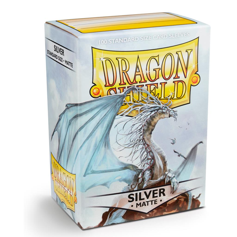 Dragon Shield – Standard Size Matte Sleeves Silver – 100 Sleeves Bescherm je kaarten met Dragon Shield Matte Sleeves. Deze sleeves combineren een volledig transparante voorkant met een matte zilveren achterkant voor een strakke uitstraling en betrouwbare bescherming tijdens het spelen. De sleeves zijn ontworpen voor kaarten van standaardformaat en zijn geschikt voor populaire Trading Card Games zoals Magic: The Gathering, Pokémon TCG en andere kaartspellen met kaarten van standaardformaat. Iedere box bevat 100 sleeves, ideaal voor het beschermen en sleeven van een volledig deck. SPECIFICATIES Merk: Dragon Shield Formaat: Standard Size Inhoud: 100 sleeves Kleur achterkant: Zilver Transparante voorkant Matte achterkant Geschikt voor Magic: The Gathering, Pokémon TCG en andere Standard Size kaartspellen Geschikt voor spelen, vervoeren en bewaren