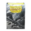 Dragon Shield – Standard Size Dual Matte Sleeves Snow (Nirin) – 100 Sleeves Geef je deck een strakke uitstraling met de Dragon Shield Dual Matte Snow (Nirin) Sleeves. Deze sleeves hebben een heldere voorkant, een witte Snow achterkant en een volledig zwarte binnenzijde, waardoor je kaarten worden omlijst met een stijlvolle zwarte rand. De Dual Matte-serie is volledig ondoorzichtig, waardoor de sleeves ook veilig gebruikt kunnen worden met dubbelzijdige kaarten. De matte, gestructureerde afwerking zorgt daarnaast voor uitstekende handling en soepel schudden tijdens het spelen. SPECIFICATIES Merk: Dragon Shield Serie: Dual Matte Formaat: Standard Size – 63 x 88 mm Inhoud: 100 sleeves Kleur: Snow (Nirin) Zwarte binnenzijde voor een strakke omlijsting van de kaart Volledig ondoorzichtige sleeves Geschikt voor dubbelzijdige kaarten Matte, gestructureerde afwerking Ontworpen voor soepel schudden en uitstekende handling Geschikt voor Standard Size Trading Card Games