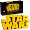 LEGO Star Wars – Star Wars Logo 75407 Breng een van de meest herkenbare logo's uit de filmgeschiedenis tot leven met het LEGO Star Wars Logo. Bouw het iconische gele Star Wars-logo steen voor steen en creëer een opvallend 3D-displaymodel dat perfect past in iedere LEGO-, Star Wars- of popcultuurcollectie. Het model combineert de klassieke gele Star Wars-letters met zwarte LEGO-details tussen de letters voor extra diepte en een authentieke uitstraling. Tijdens het bouwen valt er bovendien een leuke verborgen verrassing in de letter 'T' te ontdekken. Met een breedte van ongeveer 30 cm is het model groot genoeg om direct op te vallen, terwijl het dankzij de geringe diepte eenvoudig op een plank, bureau of in een vitrinekast kan worden geplaatst. Een uniek LEGO Star Wars-displaystuk en een prachtige manier om jouw liefde voor het beroemde sterrenstelsel een prominente plek in je collectie te geven. Productkenmerken Onderdeel van de LEGO Star Wars collectie Bouwbare 3D-versie van het iconische Star Wars-logo Klassieke gele letters met zwarte LEGO-details Verborgen verrassing in de letter 'T' Compact ontwerp dat eenvoudig als display kan worden neergezet Ideaal voor LEGO-, Star Wars- en popcultuurcollecties Ondersteuning via de LEGO Builder app met interactieve 3D-instructies Specificaties LEGO-nummer: 75407 Aantal onderdelen: 700 Afmetingen: ca. 13 cm hoog × 30 cm breed × 3 cm diep Serie: LEGO Star Wars