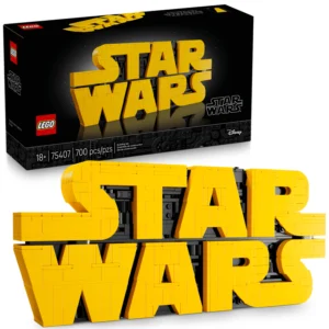 LEGO Star Wars – Star Wars Logo 75407 Breng een van de meest herkenbare logo's uit de filmgeschiedenis tot leven met het LEGO Star Wars Logo. Bouw het iconische gele Star Wars-logo steen voor steen en creëer een opvallend 3D-displaymodel dat perfect past in iedere LEGO-, Star Wars- of popcultuurcollectie. Het model combineert de klassieke gele Star Wars-letters met zwarte LEGO-details tussen de letters voor extra diepte en een authentieke uitstraling. Tijdens het bouwen valt er bovendien een leuke verborgen verrassing in de letter 'T' te ontdekken. Met een breedte van ongeveer 30 cm is het model groot genoeg om direct op te vallen, terwijl het dankzij de geringe diepte eenvoudig op een plank, bureau of in een vitrinekast kan worden geplaatst. Een uniek LEGO Star Wars-displaystuk en een prachtige manier om jouw liefde voor het beroemde sterrenstelsel een prominente plek in je collectie te geven. Productkenmerken Onderdeel van de LEGO Star Wars collectie Bouwbare 3D-versie van het iconische Star Wars-logo Klassieke gele letters met zwarte LEGO-details Verborgen verrassing in de letter 'T' Compact ontwerp dat eenvoudig als display kan worden neergezet Ideaal voor LEGO-, Star Wars- en popcultuurcollecties Ondersteuning via de LEGO Builder app met interactieve 3D-instructies Specificaties LEGO-nummer: 75407 Aantal onderdelen: 700 Afmetingen: ca. 13 cm hoog × 30 cm breed × 3 cm diep Serie: LEGO Star Wars