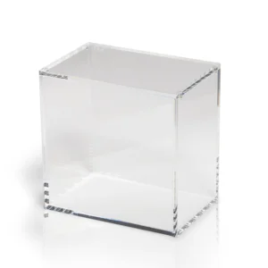 Premium Acrylic Case – Disney Lorcana Illumineer's Trove Bescherm en presenteer jouw sealed Disney Lorcana Illumineer's Trove met deze hoogwaardige Premium Acrylic Case. De case is speciaal ontworpen om jouw Trove optimaal te beschermen tegen stof, krassen en dagelijkse slijtage, terwijl de originele verpakking volledig zichtbaar blijft. De Illumineer's Trove is een van de populairste premium producten binnen Disney Lorcana. Dankzij de luxe bewaardoos, exclusieve Disney-illustraties en verzamelwaardige uitstraling is de Trove veel meer dan alleen een product – het is een echt pronkstuk voor iedere Lorcana-verzamelaar. Met deze Premium Acrylic Case blijft jouw sealed Trove uitstekend beschermd én krijgt deze een luxe display-uitstraling die perfect past in iedere collectie. Specificaties Afmetingen: 17,5 × 11,2 × 16,9 cm Speciaal ontworpen voor een Disney Lorcana Illumineer's Trove Beschermt tegen stoten, krassen, stof en dagelijkse slijtage Kristalhelder premium acryl voor een luxe presentatie Voorzien van krachtige Collector Grade N52-magneten voor een veilige en stevige sluiting