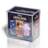 Premium Acrylic Case – Disney Lorcana Illumineer's Trove Bescherm en presenteer jouw sealed Disney Lorcana Illumineer's Trove met deze hoogwaardige Premium Acrylic Case. De case is speciaal ontworpen om jouw Trove optimaal te beschermen tegen stof, krassen en dagelijkse slijtage, terwijl de originele verpakking volledig zichtbaar blijft. De Illumineer's Trove is een van de populairste premium producten binnen Disney Lorcana. Dankzij de luxe bewaardoos, exclusieve Disney-illustraties en verzamelwaardige uitstraling is de Trove veel meer dan alleen een product – het is een echt pronkstuk voor iedere Lorcana-verzamelaar. Met deze Premium Acrylic Case blijft jouw sealed Trove uitstekend beschermd én krijgt deze een luxe display-uitstraling die perfect past in iedere collectie. Specificaties Afmetingen: 17,5 × 11,2 × 16,9 cm Speciaal ontworpen voor een Disney Lorcana Illumineer's Trove Beschermt tegen stoten, krassen, stof en dagelijkse slijtage Kristalhelder premium acryl voor een luxe presentatie Voorzien van krachtige Collector Grade N52-magneten voor een veilige en stevige sluiting