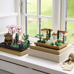 LEGO Icons – Tuin met Fontein 10359 Creëer je eigen kleurrijke oase met de prachtige LEGO Icons Tuin met Fontein. Deze uitgebreide bouwset brengt een sfeervolle tuin tot leven met een elegante fontein, betegelde paden, pergola's, bomen, kleurrijke bloemen en verschillende dieren. De tuin is rijk aan botanische details, waaronder een bloeiende wijnstok, 2 cipressen, rode geraniums, witte petunia's, rode hibiscus, roze bougainvillea en goudsbloemen. De witte zuilen met rode dakpannen en bloeiende klimplanten geven het geheel een mediterrane uitstraling. Dankzij de aanpasbare basis kun je de vier hoekdelen op verschillende manieren indelen. Verplaats de bomen, bloemen en pergola's en creëer zo jouw eigen ideale tuin. Kleine details zoals de maanvlinder, vogel en kikker maken het geheel compleet. Na het bouwen vormt de tuin een indrukwekkend displaymodel en een echte blikvanger voor thuis, op kantoor of in een vitrinekast. Productkenmerken Onderdeel van de LEGO Icons collectie Gedetailleerde tuin met fontein en decoratief betegelde paden Inclusief 4 pergola's met witte zuilen en rode dakpannen Met 2 cipressen en verschillende kleurrijke bloemen en planten Inclusief figuren van een maanvlinder, vogel en kikker Aanpasbare indeling dankzij de verschillende tuindelen Onderdelen kunnen worden verplaatst om je eigen tuin samen te stellen Ideaal als uitgebreid decoratief displaymodel Ondersteuning via de LEGO Builder app Specificaties LEGO-nummer: 10359 Aantal onderdelen: 1302 Afmetingen: ca. 15 cm hoog × 29 cm breed × 19 cm diep Serie: LEGO Icons