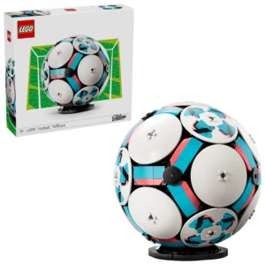 LEGO Editions – Voetbal 43019 Breng je passie voor voetbal en LEGO samen met de indrukwekkende LEGO Editions Voetbal. Bouw een gedetailleerde voetbal op een schaal van bijna 1:1, geïnspireerd op de officiële maat 5 voetbal die tijdens voetbalwedstrijden wordt gebruikt. Het model maakt gebruik van slimme LEGO Technic elementen om de herkenbare ronde vorm van een echte voetbal te creëren. De buitenzijde is afgewerkt met 6 decoratieve schijven, maar het meest bijzondere gedeelte bevindt zich binnenin. Open de voetbal en ontdek een compleet miniatuur voetbalstadion met een interactief overwinningsmoment. Druk op de knop en zie hoe de voetballers hun overwinning vieren terwijl achter het podium vuurwerk verschijnt. Het stadion bevat daarnaast grote schermen en een kleine goudkleurige trofee in het midden. Na het bouwen plaats je de voetbal op de meegeleverde zwarte displaystandaard. Met maar liefst 1498 onderdelen en een formaat van ongeveer 22 × 21 × 21 cm vormt deze set een opvallende blikvanger voor iedere LEGO- en voetbalcollectie. Productkenmerken Onderdeel van de LEGO Editions collectie Bouwbare voetbal op een schaal van bijna 1:1 Geïnspireerd op een officiële maat 5 voetbal LEGO Technic elementen zorgen voor de ronde vorm Buitenzijde voorzien van 6 decoratieve schijven Verborgen miniatuur voetbalstadion aan de binnenzijde Interactief overwinningsmoment met bewegende voetballers Vuurwerkdetails achter het podium Inclusief kleine goudkleurige trofee Inclusief grote stadionschermen Inclusief zwarte displaystandaard Ondersteuning via de LEGO Builder app Specificaties LEGO-nummer: 43019 Aantal onderdelen: 1498 Afmetingen: ca. 22 cm hoog × 21 cm breed × 21 cm diep Serie: LEGO Editions